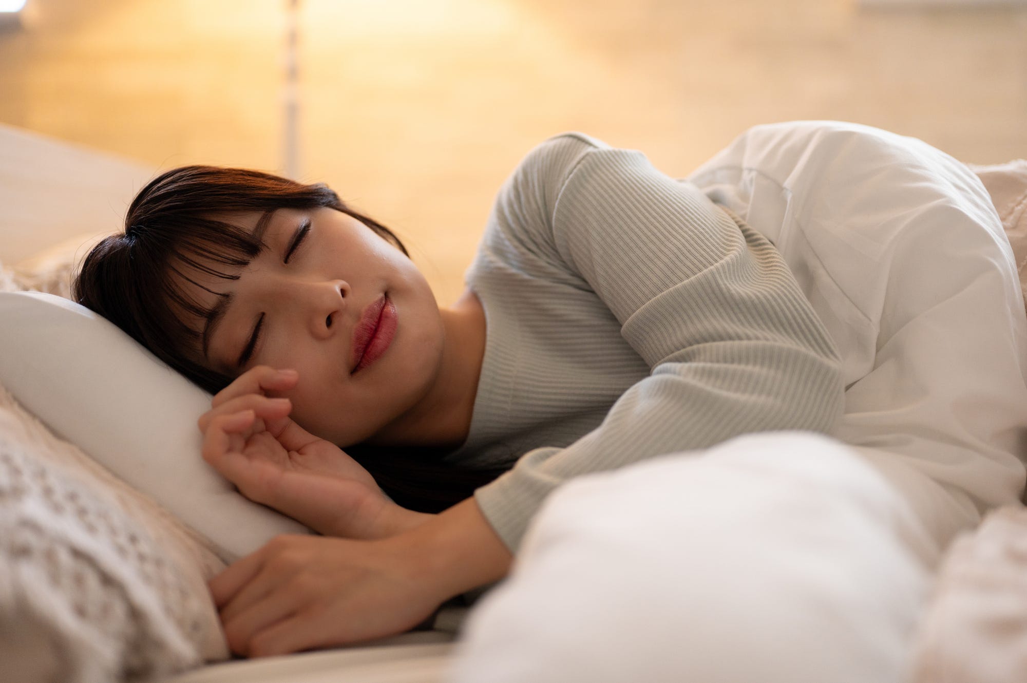 寝ている　女性