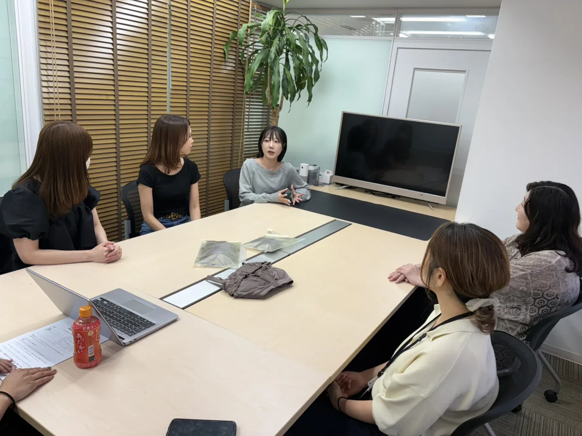 ピンクリボン月間に開いた女性社員の座談会の様子