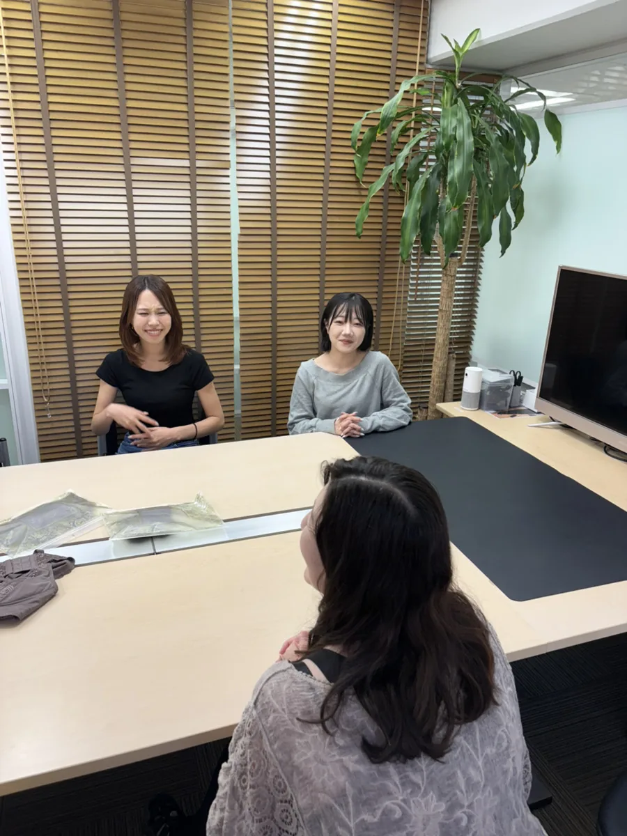 座談会で笑顔を見せる20代の社員2人