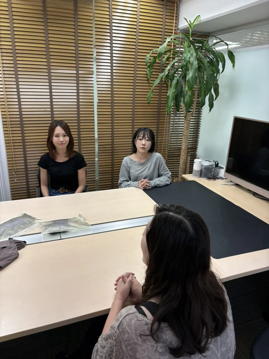 座談会で話す50代の社員と、話を聞く20代の社員